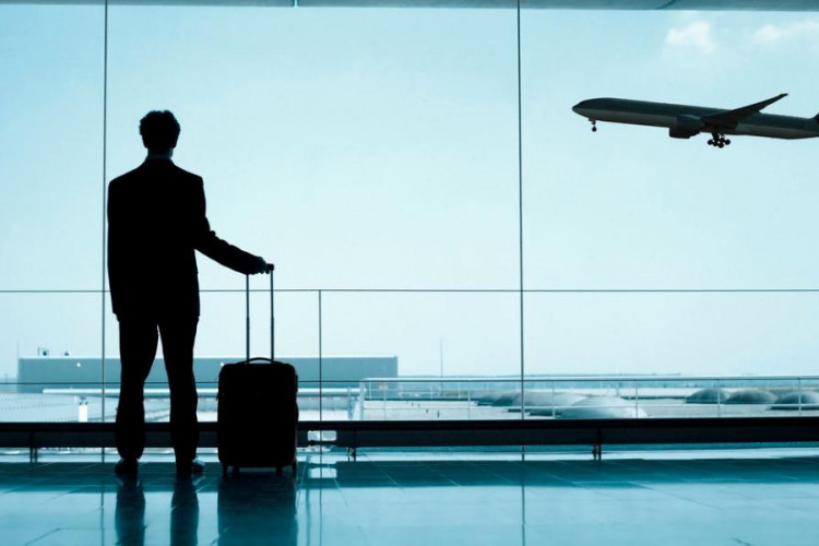 اگر در سفر، کسی انگلیسی بلد نباشد چه می کنید؟